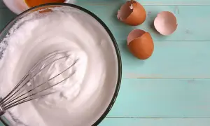 Ubite białka z jajek, gotowe do dalszego wykorzystania. Idealne do bezy lub ciasta.
