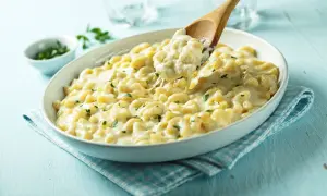 Pyszne mac and cheese, kremowe i ciągnące się, z posiekaną natką pietruszki. Idealne na pocieszenie.