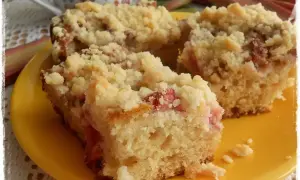 Pyszne ciasto jogurtowe z rabarbarem i kruszonką, idealne na letnie popołudnie.