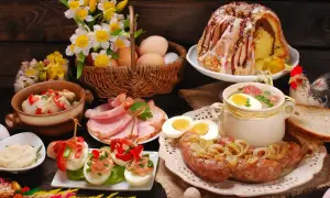 Co na obiad wielkanocny? Biała kiełbasa, żurek, jajka faszerowane, wędliny, babka i mazurek.