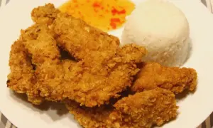 Chrupiący kurczak w panko, ryż i słodko-pikantny sos. Idealny zestaw na szybki obiad.