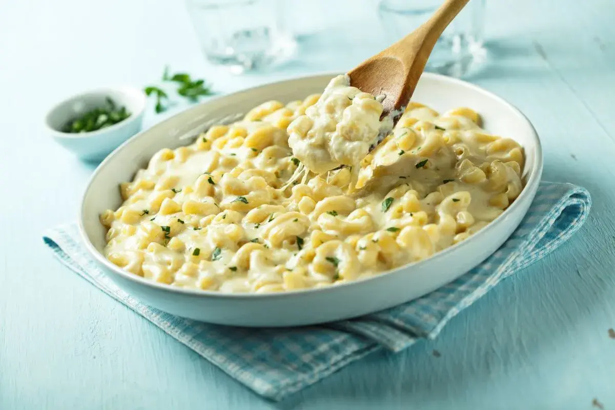 Pyszne mac and cheese, kremowe i ciągnące się, z posiekaną natką pietruszki. Idealne na pocieszenie.