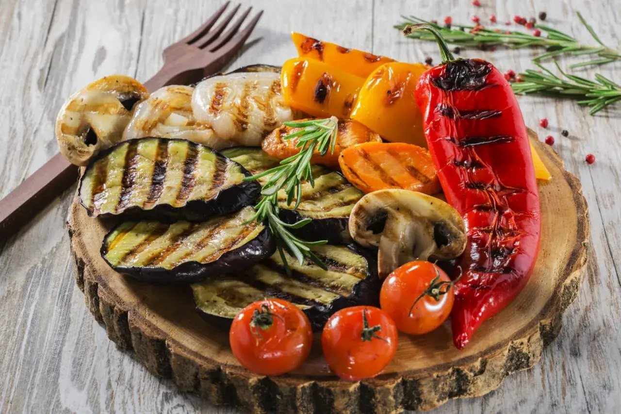 Pyszne warzywa z grilla: bakłażan, papryka, pieczarki, pomidorki i marchewka. Idealne co na grilla!