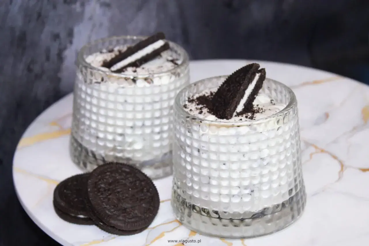 Dwa pyszne mini deserki oreo w szklankach, udekorowane połówkami ciastek. Idealne na deser.