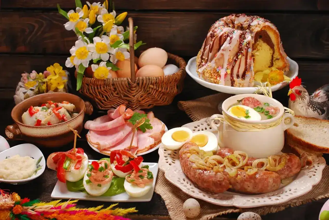 Co na obiad wielkanocny? Biała kiełbasa, żurek, jajka faszerowane, wędliny, babka i mazurek.