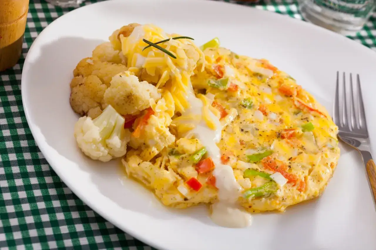 Pyszny omlet z warzywami i serem, podany z kalafiorem. Świetny pomysł, co zrobić z białek, by stworzyć sycące śniadanie.