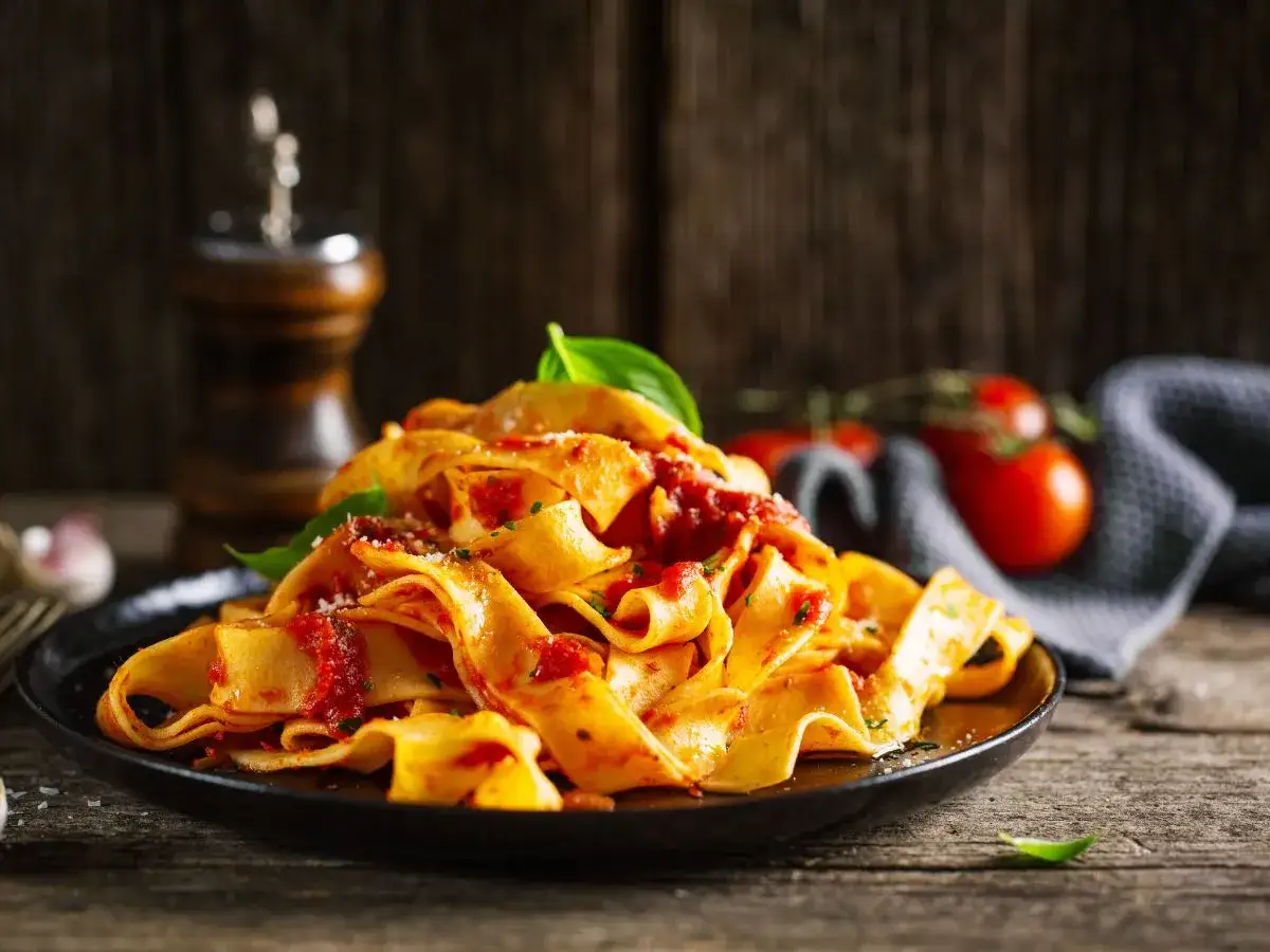 Pappardelle z sosem pomidorowym i bazylią – idealny, dobry szybki obiad na niedzielę.