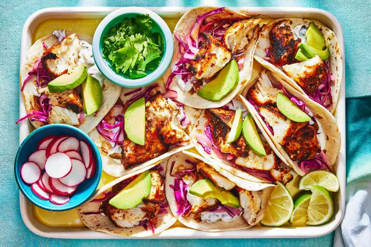 Pyszne rybne tacos z awokado, czerwoną kapustą i kolendrą. Idealne na szybką i zdrową kolację.