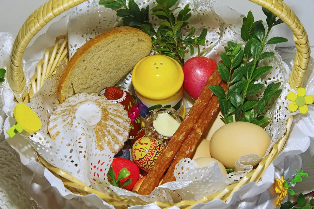 Co wkładamy do koszyczka wielkanocnego? Jajka, chleb, kiełbaski, masło, babkę i ozdoby.