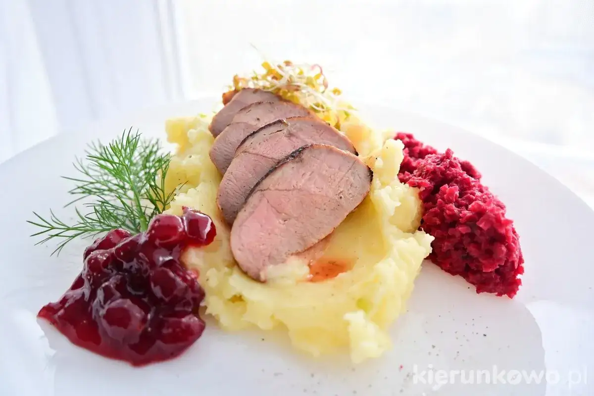 Soczysta pierś z kaczki na purée ziemniaczanym, z żurawiną i buraczkami. Idealny obiad dla koneserów.