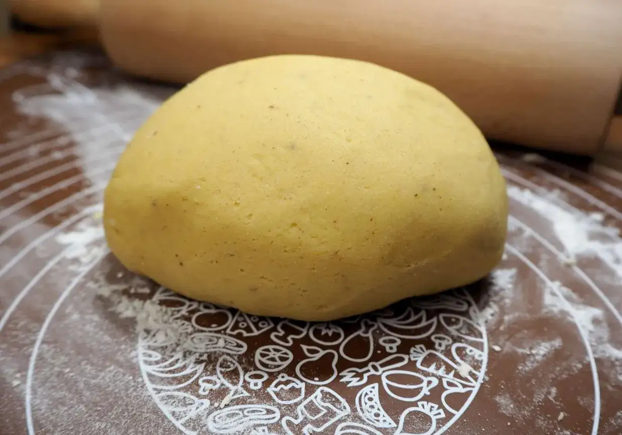 Gotowe ciasto kruche na babeczki, czeka na wałek i pieczenie. Idealny przepis na kruche ciasto.
