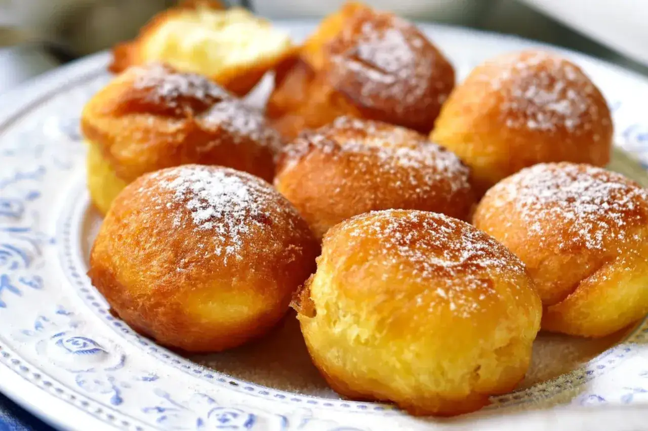 Złociste, puszyste paczki z serka homo, posypane cukrem pudrem, kuszą swoim wyglądem.