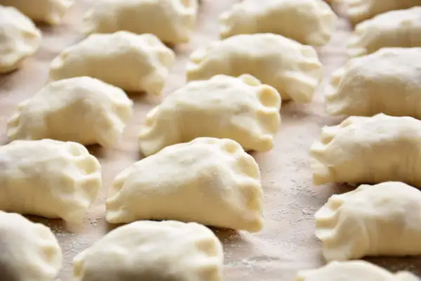 Gotowe do lepienia pierogi, idealne na domowy obiad. Ten przepis na ciasto na pierogi jest prosty i sprawdzony.